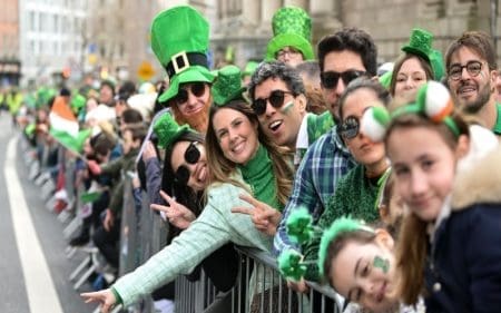 What happens if you don't wear green on st. patrick's day
